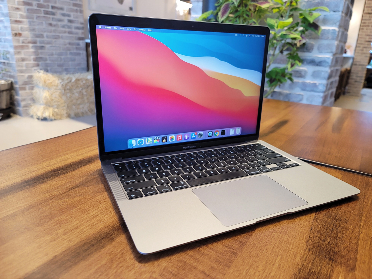 MacBook Air M1 chỉ từ 22.690.000 đồng, giảm ngay 1 triệu cho HSSV, GV